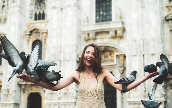 Młoda Kobieta Turystka Katedrze Mediolanie — Zdjęcie stockowe