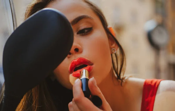 Trucco Piedi Moda Vita Città Ragazza Sexy Con Labbra Rosse — Foto Stock