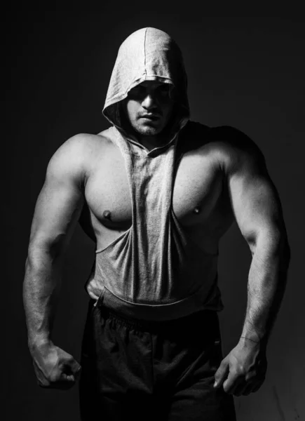 Muskulöser Männerkörper Und Starke Schulterbrustmuskeln — Stockfoto