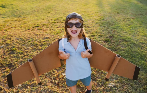 Criança Sonha Tornar Piloto Foguetes Conceito Imaginação Motivação Rapaz Sonha — Fotografia de Stock