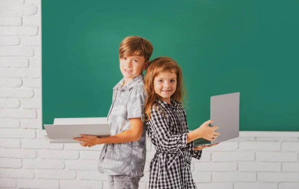 Πορτρέτο Των Παιδιών Αγόρι Και Κορίτσι Φορητό Υπολογιστή Και Βιβλίο — Φωτογραφία Αρχείου