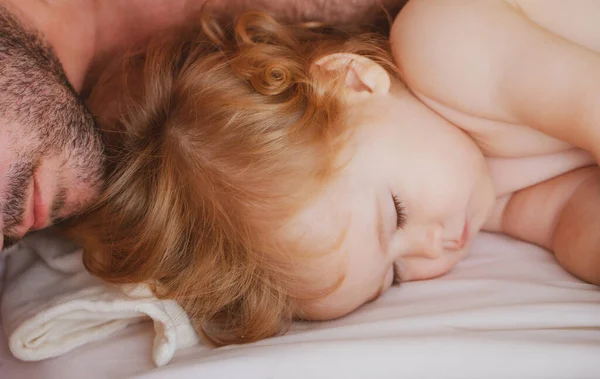 Father Baby Child Sleeping Bed Morning Family Sleep Closeup Sleepy — Stock Photo, Image
