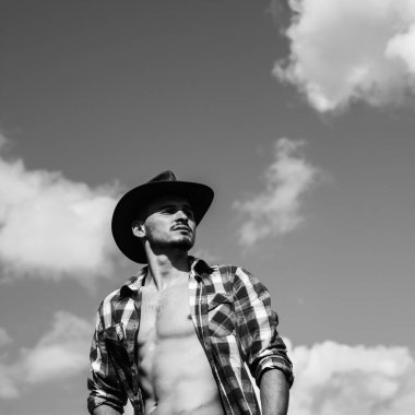 Kovboy şapkalı yakışıklı adam kameraya bak, moda adamı.