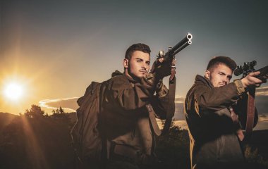 Av silahı. Hunter orman hedefleyen tüfeği. Kalibre tüfek avcılık. Hunter avı av tüfeği silahla. Avcı Güz av sezonu