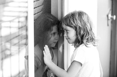 Çocuklar bayılır. Sevimli çocuk çift. Erkek kıza.