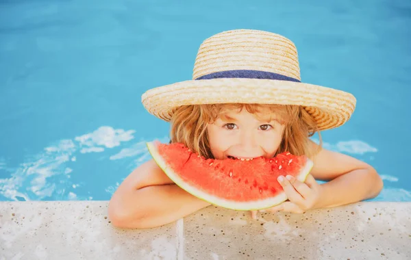 Divertido Niño Con Sandía Chico Divirtiéndose Piscina Vacaciones Verano Alimentación — Foto de Stock