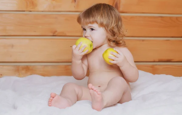 귀여운 아기는 사과를 먹는다 재미있는 아기는 사과를 먹는다 과일을 먹는아이 — 스톡 사진