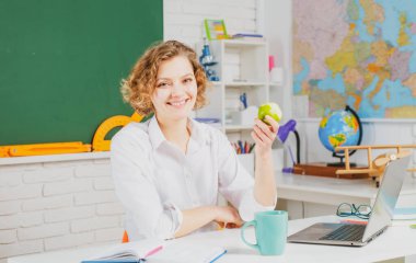 Eğitim, okul ve insan konsepti. Yeşil karatahta arka planında mutlu gülümseyen genç öğrenci veya öğretmen