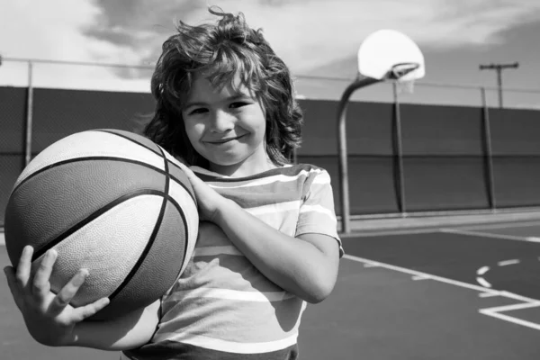 Liten Pojke Som Spelar Basket Med Basket Aktiv Ungdom Livsstil — Stockfoto