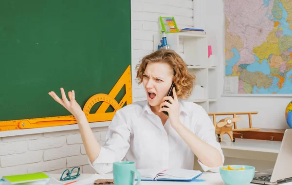 Bildungskonzept Lehrer Smartphone Gespräch Wütender Lehrer Klassenzimmer Studieren Und Lernen — Stockfoto