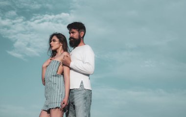 Kucaklamak ve aşık çift için öpücük. Tutkulu adam nazikçe arzu ile güzel kadın öpüşme. Seni seviyorum. Aşk hikayesi ya da portre çift aşık. Secrets fantezi