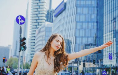 Şehir hayatı, acele zamanı. Selam taksi konsepti. Şehir caddesinde taksi tut. Seyahat, turizm ve insan konsepti. Bir araba bul.