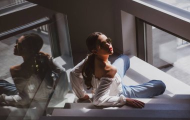 Kadın moda güneş gözlükleri. Güzel genç bir kadın. Makyajlı şehvetli model kız. Genç kadın poz veriyor