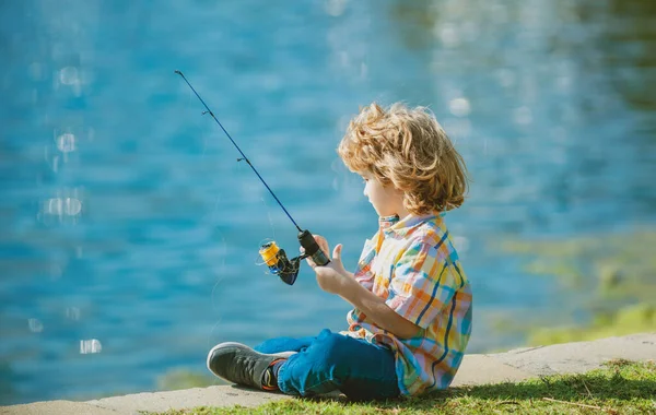 釣り趣味 川でスピナーを持つ少年 子供とともにロッド — ストック写真