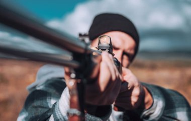 Lazer görüşlü Hunter Target. Çarpışma görüşü. Avlanan av tüfekli bir avcı. Lazer görüşlü Hunter Target. Avcı tüfeği ormanda. Ormanda kaçak avcı.