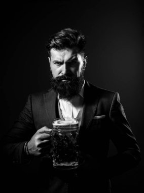 El yapımı bira. Bir bardak birası olan kendinden emin bir adam. Degukasyon ve tatma