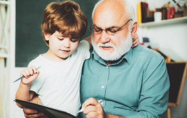 Büyükbaba ve torunu birlikte öğreniyorlar. Yaşlı bir öğretmeni olan arkadaş canlısı çocuk tahtaya yakın bir sınıfta. Usta yetenekli bir liderdir.