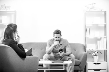 Sosyal hizmet psikoloğu adamla konuşuyor. Depresyon danışmanı. Orta yaşlı adam krizi