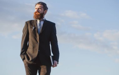 Fotokopi alanı olan, tasasız gökyüzündeki iş adamı