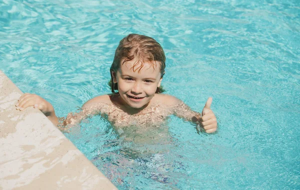 Kind Jongen Met Duimen Omhoog Zwemmen Het Zwembad — Stockfoto