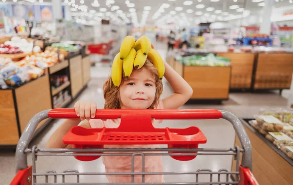 Funny Kid Shopping Cart Buying Food Grocery Store Supermarket Surprised — Stock Photo, Image