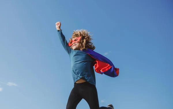 Supersprong Jongen Rode Superheld Cape Masker Vliegend Vrijheid Jeugd Beweging — Stockfoto