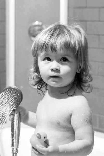 Een Klein Kind Badend Zepen Baby Kind Wassen Een Badkamer — Stockfoto