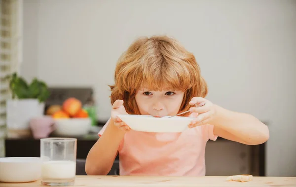 Белый Мальчик Младенец Ест Здоровый Суп Кухне Детское Питание — стоковое фото