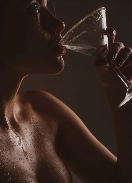 Αισθησιακή Γυναίκα Πίνει Μαρτίνι Αλκοόλ Κορίτσι Ποτό Κοκτέιλ Closeup — Φωτογραφία Αρχείου