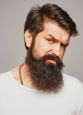 Duygular. Yüz ifadesi. Ciddi yakışıklı bir adam. Kendine güvenen adamın portresi. Yüz ifadeleri ve duyguları