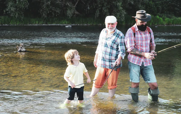 Abuelo Padre Hijo Están Pescando Con Mosca Río Feliz Abuelo — Foto de Stock