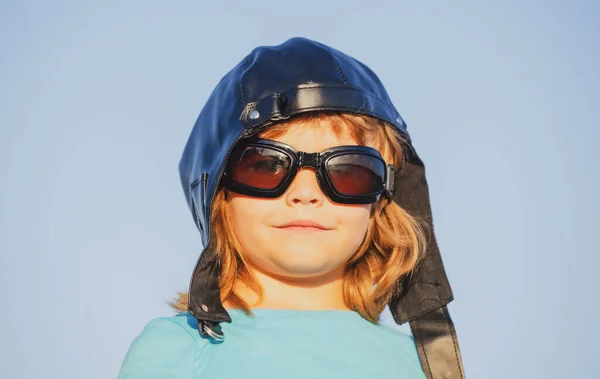Crianças Sonham Criança Branca Com Capacete Piloto Óculos Retrato Engraçado — Fotografia de Stock