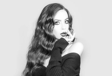 Güzel model kız yüzü. Güzel kadın sağlıklı ten konsepti doğal makyaj. Moda ve güzellik