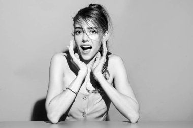 Şaşırtıcı kadın duyguları. Kadın yüzü. Şehvetli genç kadın modelinin portresi. Etkileyici yüz ifadeleri.