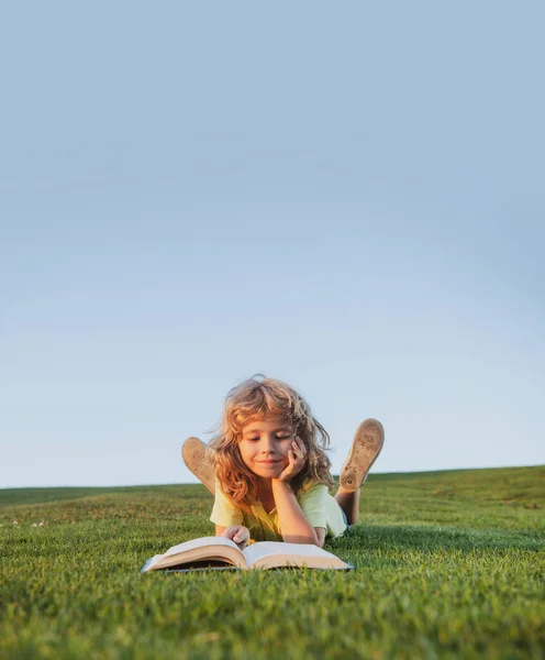 Drôle Enfant Lisant Livre Dans Spring Park Enfant Garçon Avec — Photo