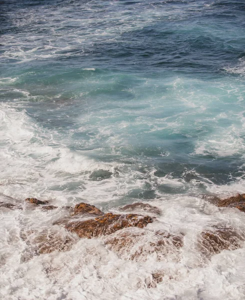蓝色的大海和岩石汹涌而来浪花洒在岩石上 落基海岸 — 图库照片