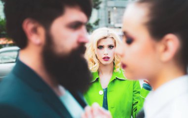 Evlilikte hile yapmak. Adam başka bir kadına bakıyor. Onları çok kıskanıyorum. Kıskanç kadın sokakta aşık olan çifte bakar. Mutsuz kız kıskanç.