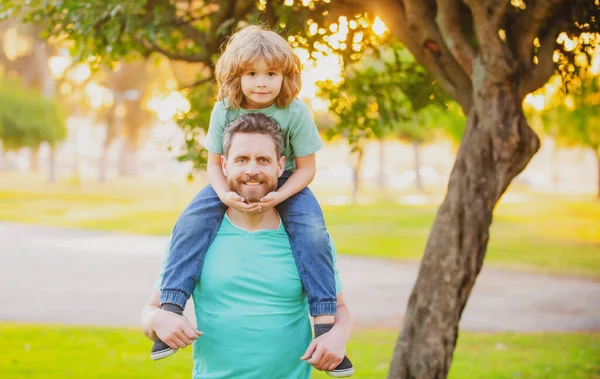 Baba Çocuk Dışarıda Eğleniyor Baba Oğlunu Parka Geri Götürüyor Mutlu — Stok fotoğraf
