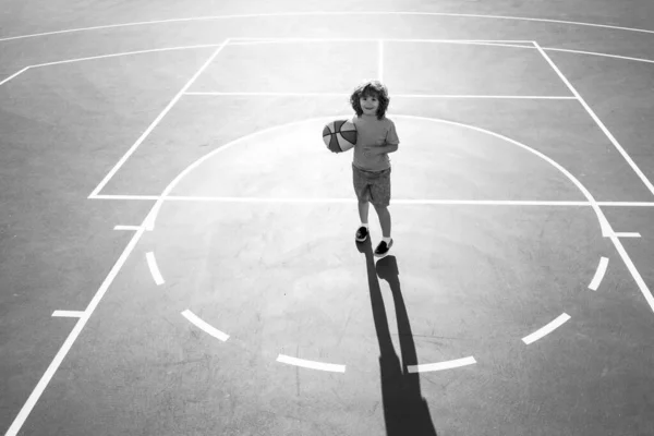 Gioco Basket Bambini Carino Bambino Ragazzo Possesso Basket Palla Cercando — Foto Stock