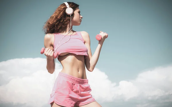 Ung Sport Sexig Fitness Kvinna Kropp Med Hantlar Poserar Himlen — Stockfoto