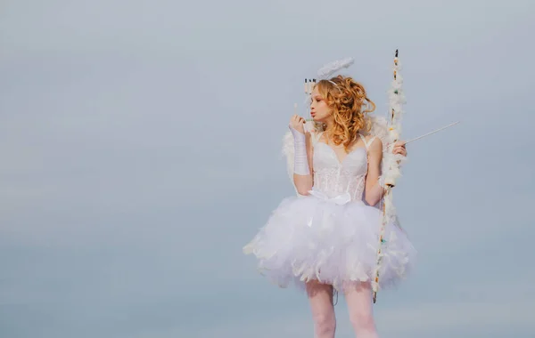 天使少年与箭头和翅膀 迷人的卷曲的小女孩穿着白色的衣服和翅膀 天使丘比特女孩 圣瓦伦丁节文字空间 情人节明信片 — 图库照片