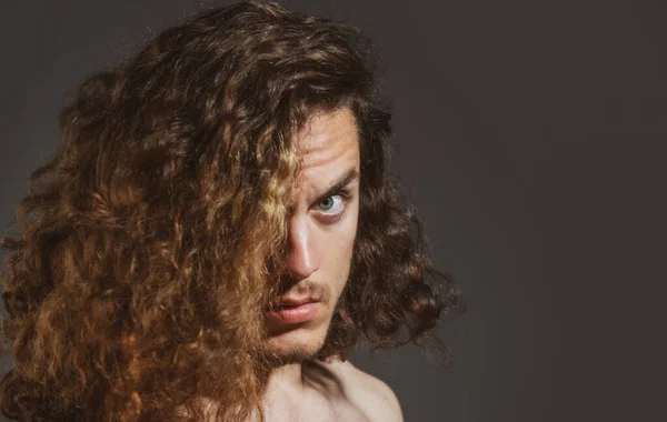 Portrait Rapproché Mannequin Masculin Aux Longs Cheveux Bouclés Soins Santé — Photo