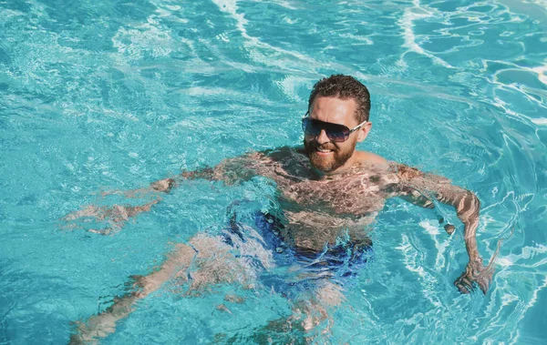 Καλοκαιρινές Διακοπές Στην Πισίνα Καλοκαίρι Όμορφος Άντρας Στο Νερό Της — Φωτογραφία Αρχείου
