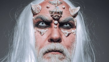 Ağaç ruhu ve fantezi konsepti. İblis suratlı harika bir büyücü adam. Korku ve fantezi konsepti. Şeytan korku konsepti. Şeytani iblisi yakmak kötü güçleri çağırır ve cehennemi açar.