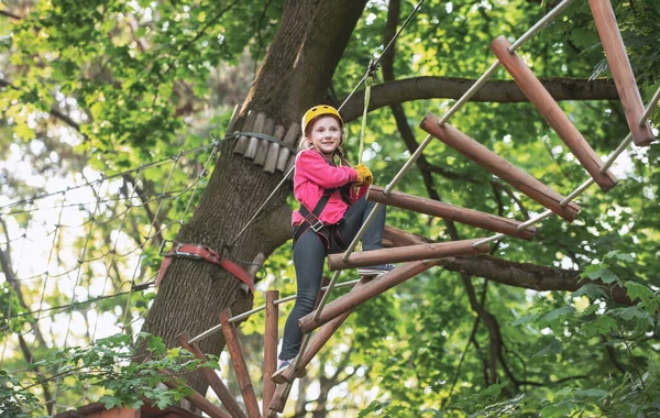 Niño Escalador Entrenamiento Niño Feliz Llamando Mientras Trepa Árbol Alto — Foto de Stock