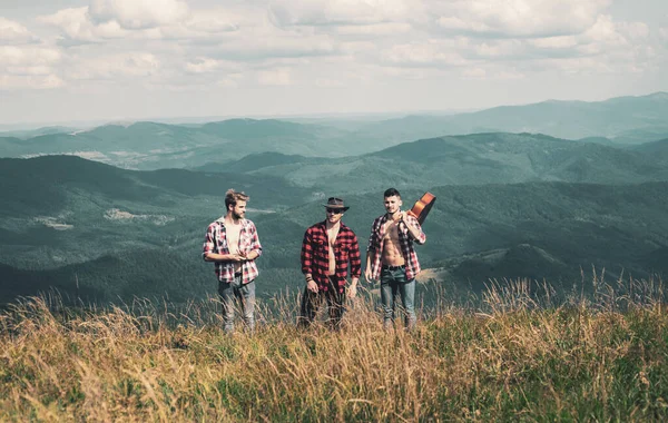 旅行スポーツライフスタイルの概念 田舎の散歩中の3人の若い友人 山の上の友人のグループ キャンプハイキングの旅 Trek Concept — ストック写真