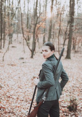 Avcılık avcı kadın. Sonbahar ormanda ava. Güzellik kadını avcı portresi. Av sezonu
