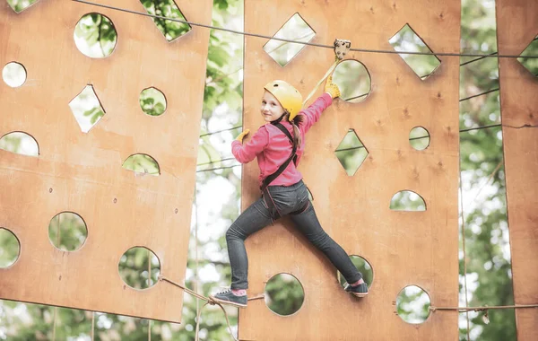 Senderismo Chica Del Parque Cuerdas Equipo Seguridad Niños Divertidos Niño — Foto de Stock