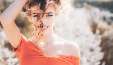 Güzel kadın. Kıvırcık saçlı, çekici bir kız. Moda modeli