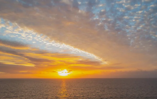Ήλιος Ανατέλλει Πάνω Από Θάλασσα Και Όμορφο Τοπίο Πολύχρωμο Ηλιοβασίλεμα — Φωτογραφία Αρχείου